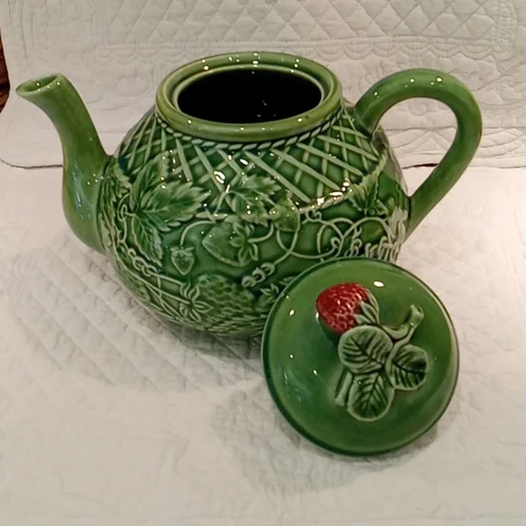 Bordallo Pinheiro Made For World Market Teapot W/ Strawberry Made In Portugal - Picture 2 of 3